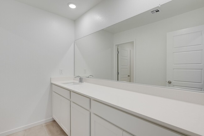 Building Photo - NEW BUILD 3 BEDROOM TOWNHOME IN CADENCE