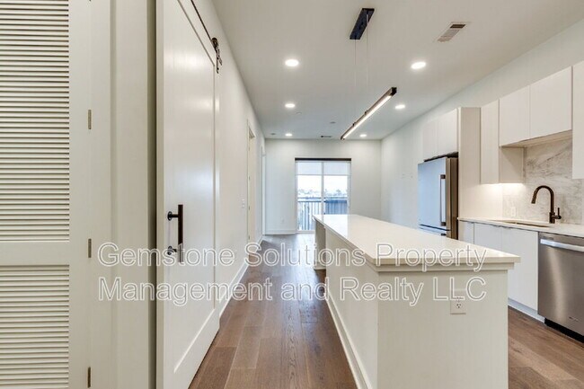 Building Photo - 1125 10th Ave N