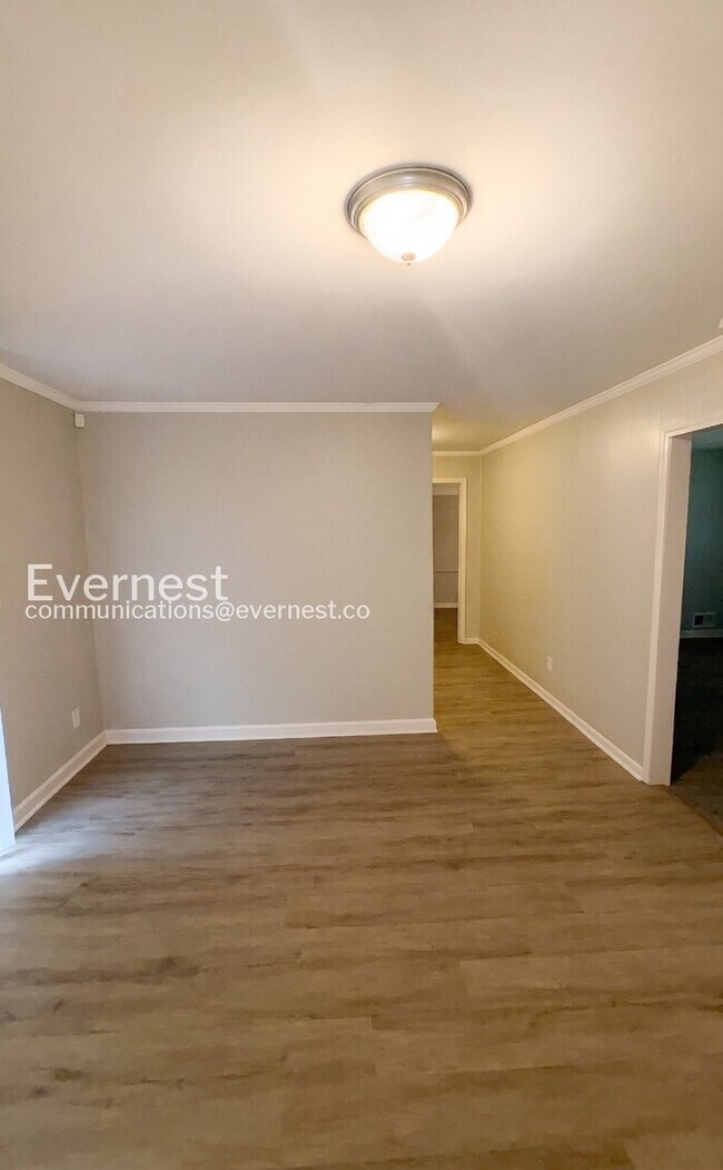 Building Photo - 3-Bed/1.5-Bath Modern Upgrades/ Pet Friendly/Available Now!