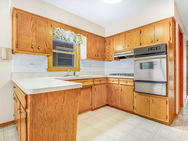 Building Photo - 2520 N Neva Ave