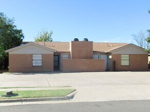 Building Photo - Stunning Duplex Located In Whisperwood With Close Access To Loop 289!