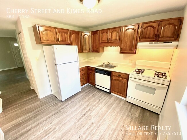 Building Photo - Available late-December! 3-bed Duplex in D...