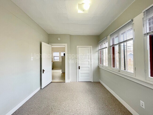 Building Photo - 231 Lyon St NE