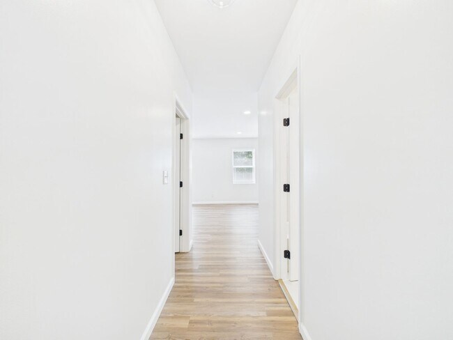 Building Photo - 633 S Fuller Ave