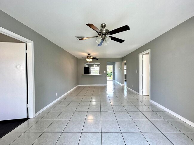 Building Photo - 947 Country Wood Ct