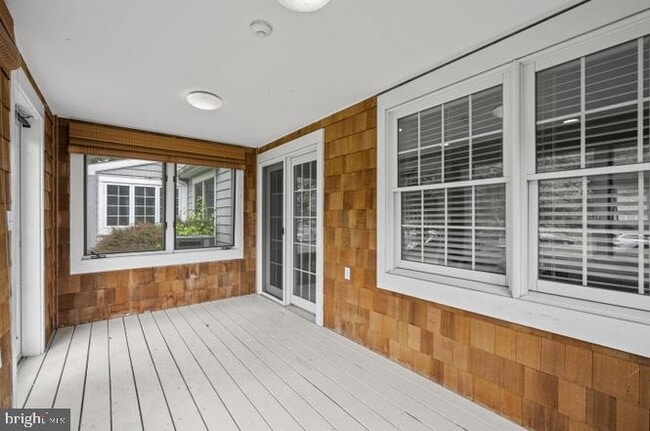 Building Photo - 262 Crescent Dr