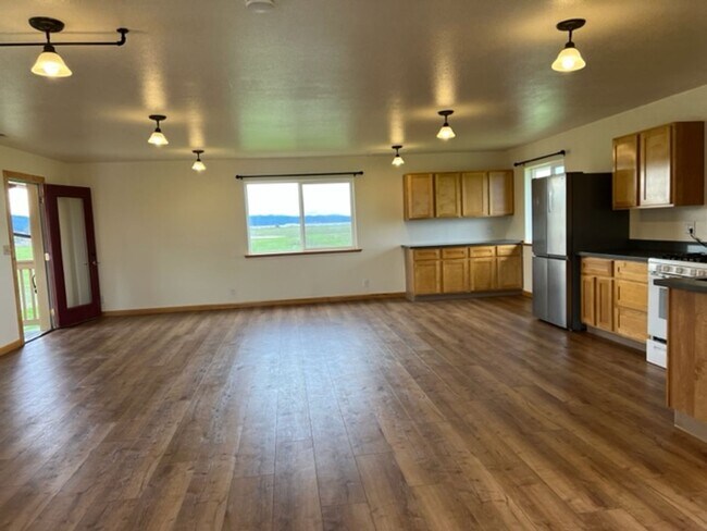 Building Photo - Marilann CT