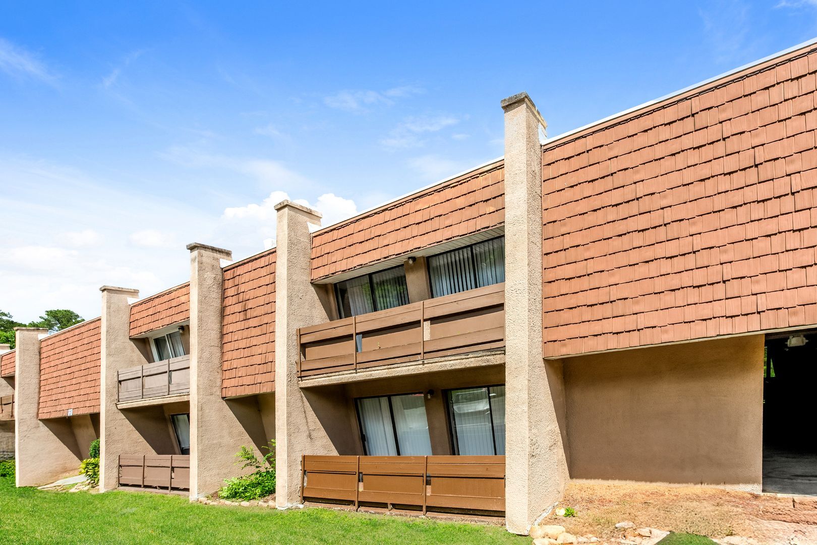 Building Photo - 915 S Seminole Dr
