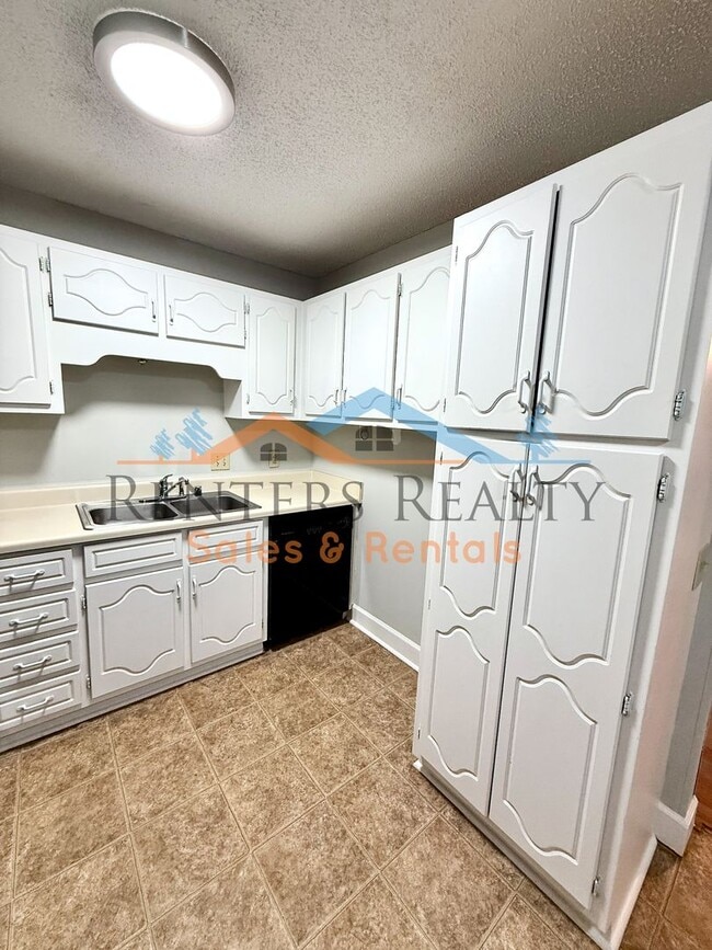 Building Photo - 2105 Epworth Dr NE