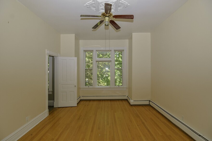 Building Photo - 1437 W Warner Ave