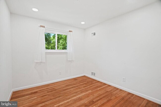 Building Photo - 6607 Lone Oak Dr
