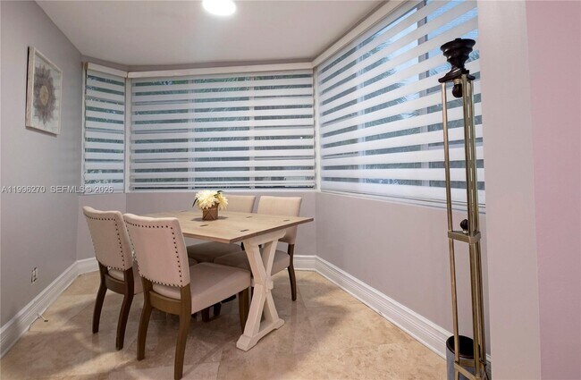 Building Photo - 1723 NE Miami Gardens Dr