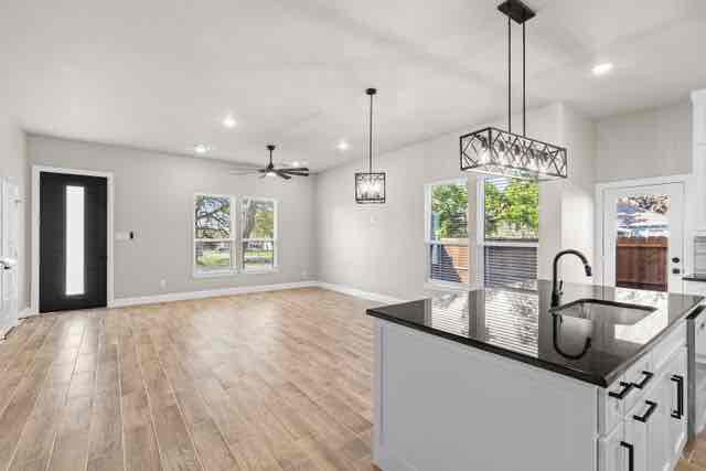 Building Photo - 130 W 5th St