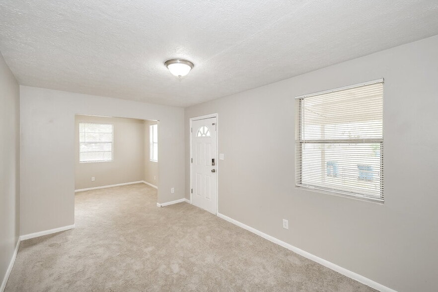 Building Photo - 2240 Grand St