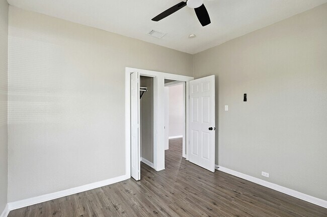 Building Photo - 1230 Hammond Ave