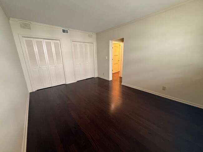 Building Photo - 2 Bedroom/ 3 Bath condo on West End, 1 assigned covered parking spot, Small Storage Space include...