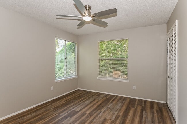 Building Photo - Neptune Beach Townhouse - On Huge Lot in Q...