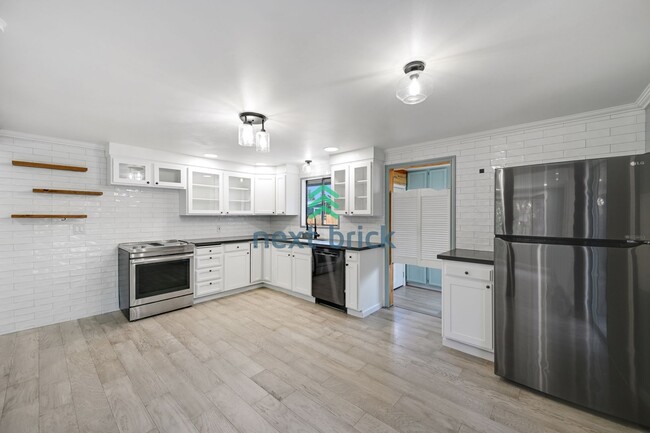 Building Photo - Charming 3-Bed, 2-Bath Remodeled Home in P...