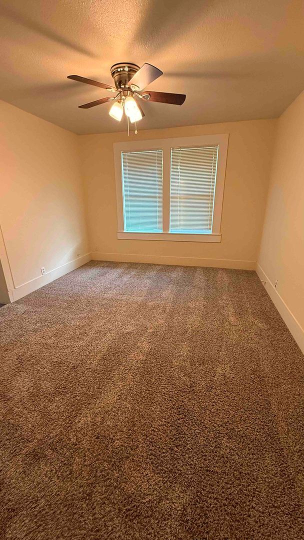 Building Photo - 4 Bedroom/2 Bath Home- Walking distance to...
