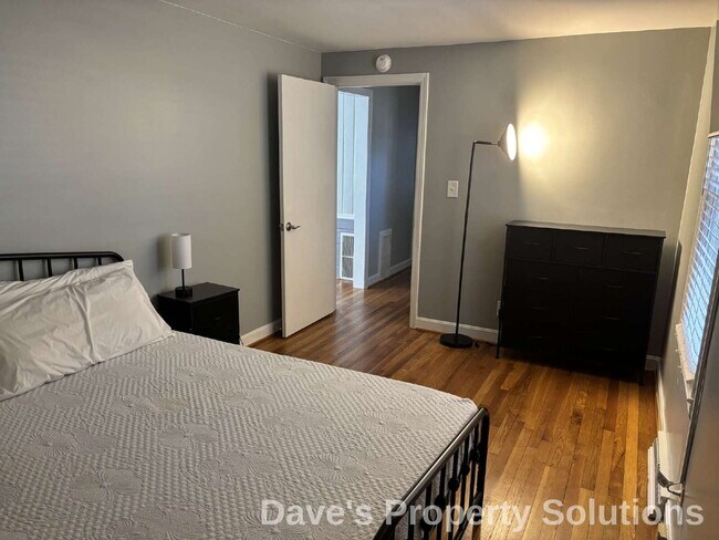 Building Photo - Experience Effortless Living in Beautiful Red Brick Ranch