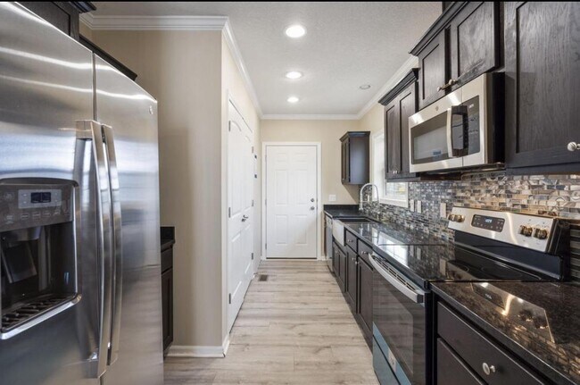 Building Photo - 2000 Huff Pl