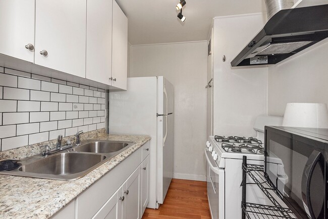 Building Photo - 4025 La Salle St