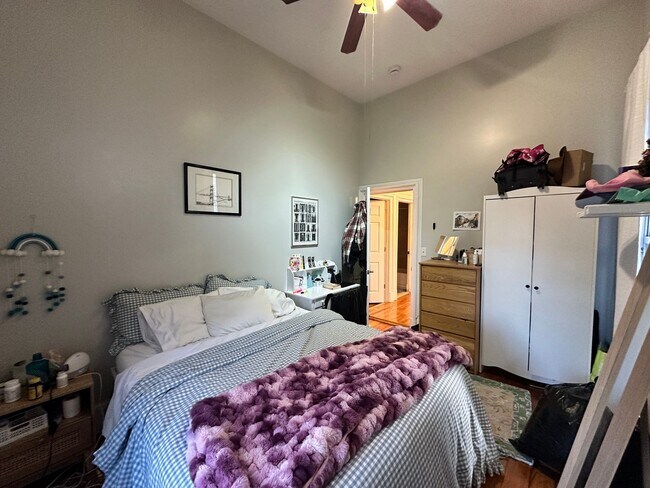 Building Photo - Charming 4 Bedroom-No Broker Fee