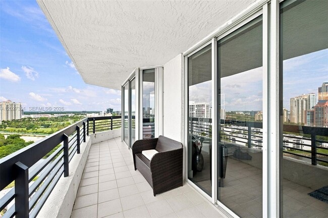 Building Photo - 3500 Mystic Pointe Dr