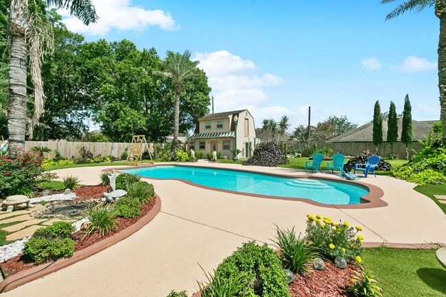 Building Photo - 2544 Cedarlawn Dr