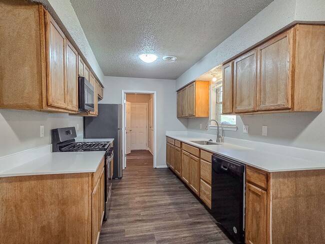 Building Photo - Newly Remodeled 4 bedroom 2 bath home in S...