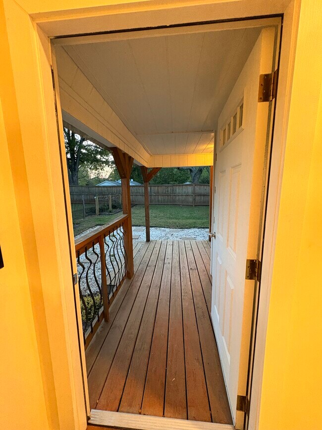 Building Photo - Private 1-Bedroom Cottage