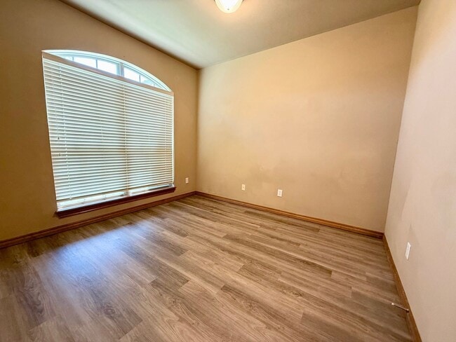 Building Photo - 4 Bed Close to OU