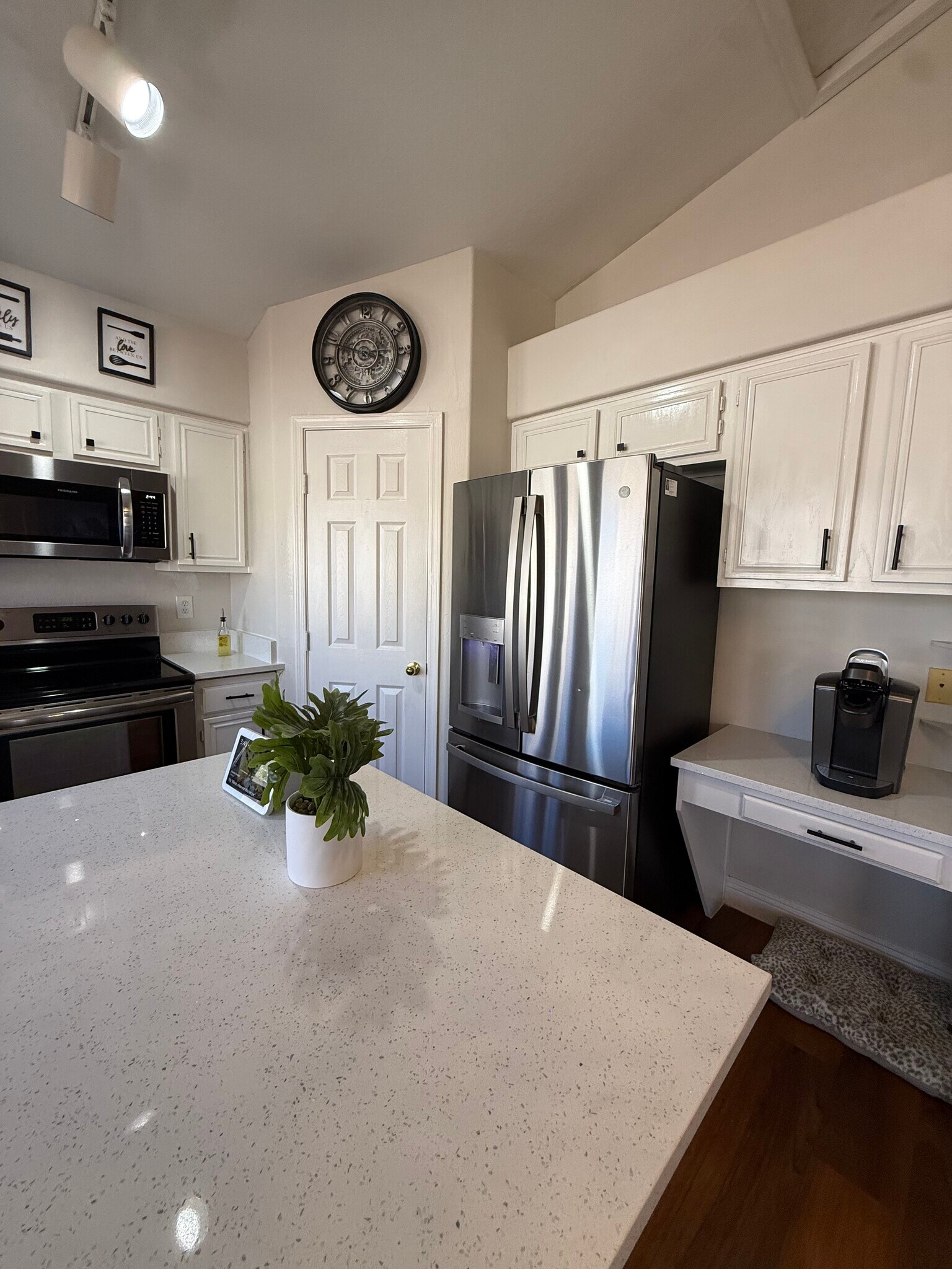 Building Photo - 8868 W Greer Ave