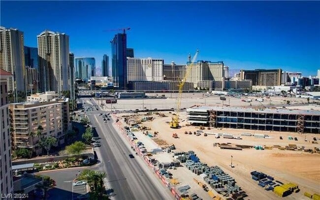 Building Photo - Fully furnished!