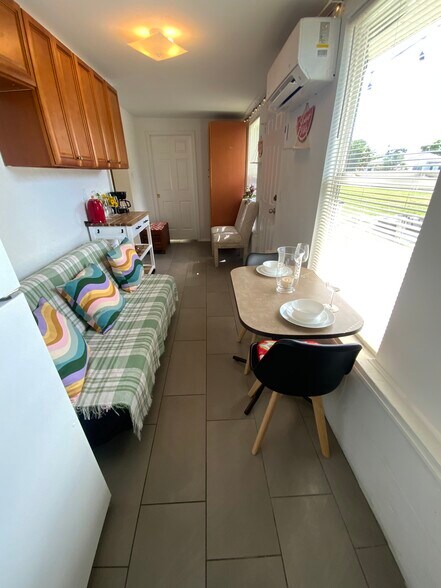 2x1 backyard rental with cozy lining /kitchen area. - 2440 Manasota Beach Rd