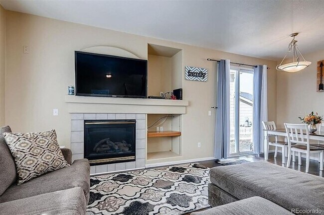 Building Photo - Stunning 3 bed 2.5 ba home for rent at Murphy Creek neighborhood Aurora CO 80018