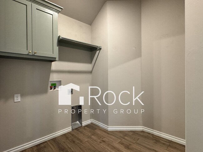 Building Photo - Spacious 3-Bedroom Home with Designer Kitc...