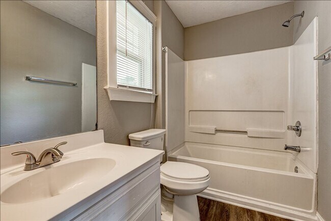 Building Photo - Welcome to this stunning 4-bedroom, 2.5-ba...