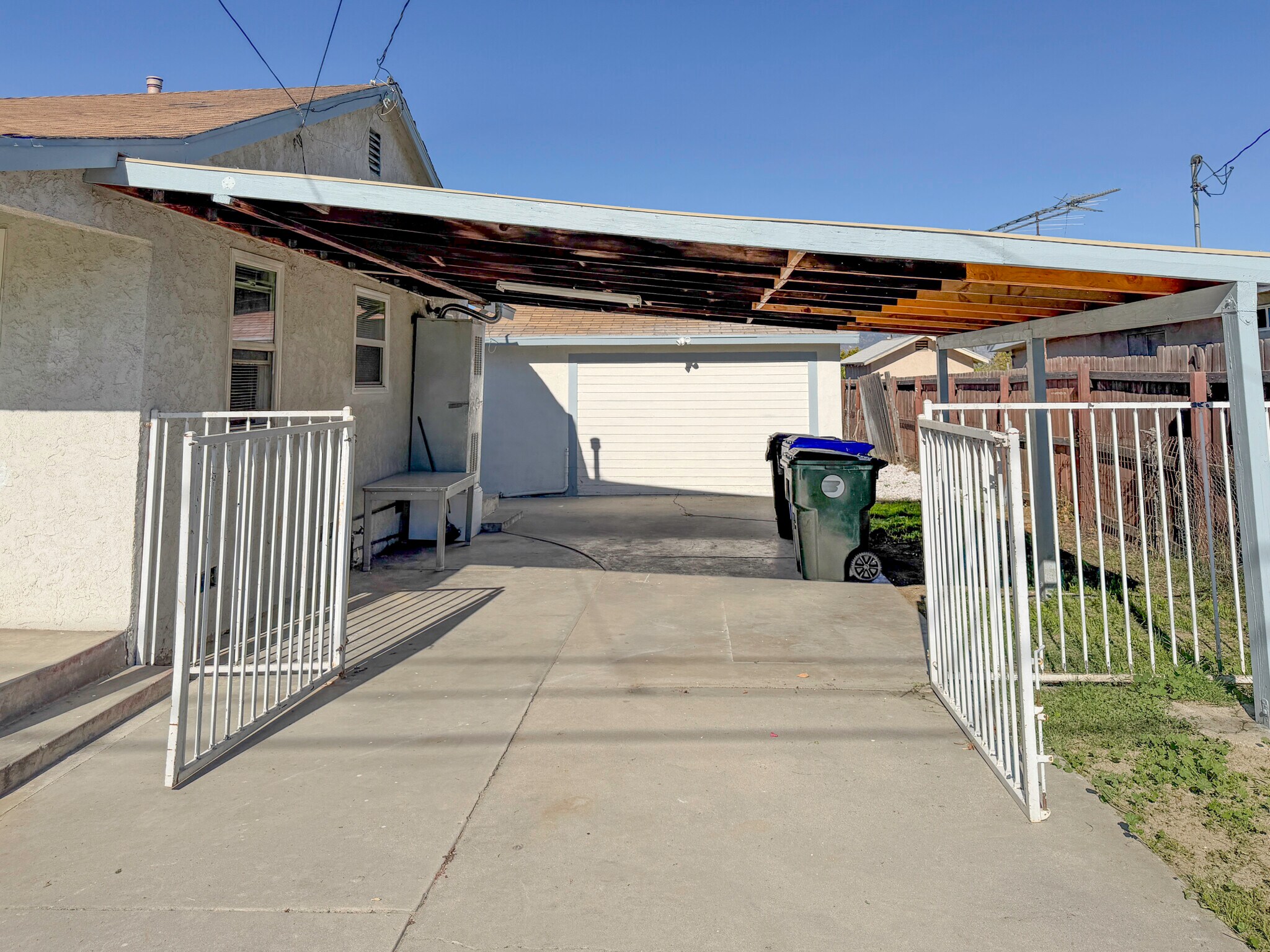 Building Photo - 1722 E Victoria Ave