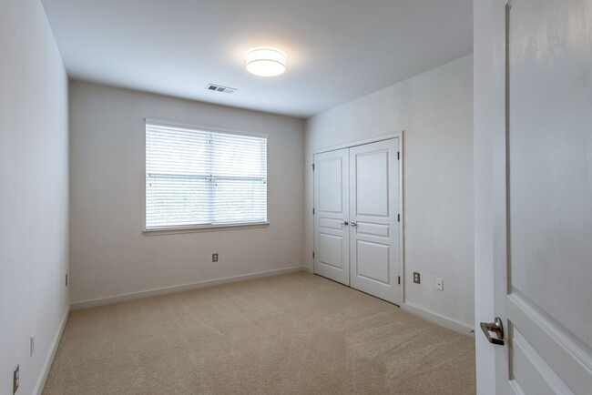 Building Photo - Rare rental opportunity at Bristol West End!