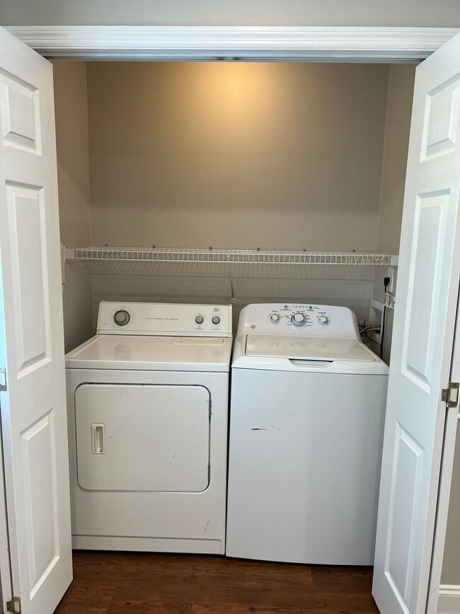 Building Photo - Beautiful Westside Condo!