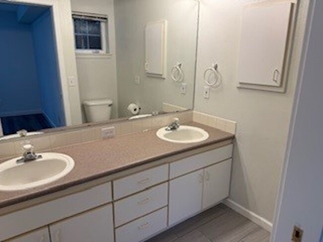 Building Photo - 2 bedroom 2 bath First Floor Condo w/1 Car...