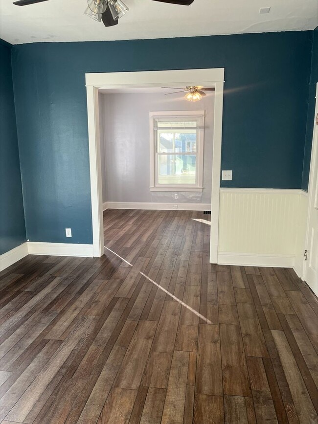 Building Photo - Adorable updated home in Moline!