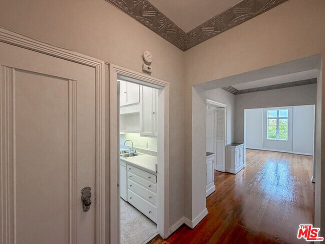 Building Photo - 1314 N HAYWORTH Ave