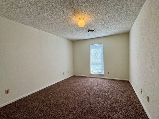 Building Photo - Townhome