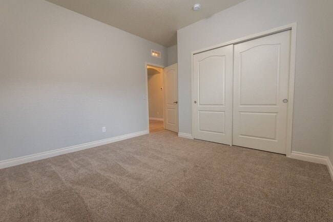 Building Photo - Gorgeous 4 Bedroom 2 Bathroom Home! Centra...