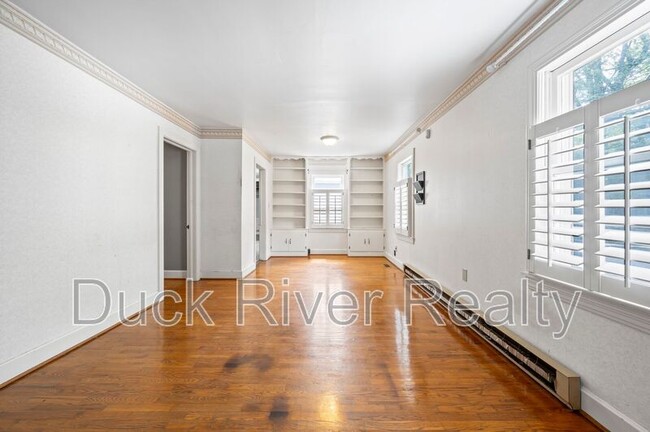 Building Photo - 819 W 9th St