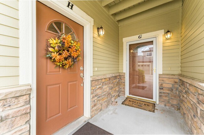 Building Photo - 2 bed/1 bath Townhome with Garage, Pool, Clubhouse