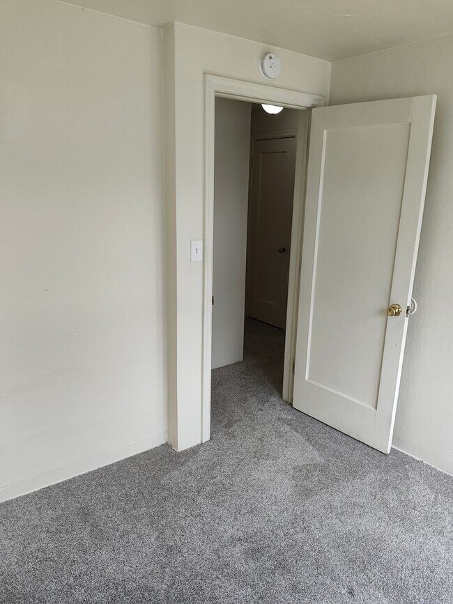 Building Photo - 4BR/2BA House only $1995/month!!!