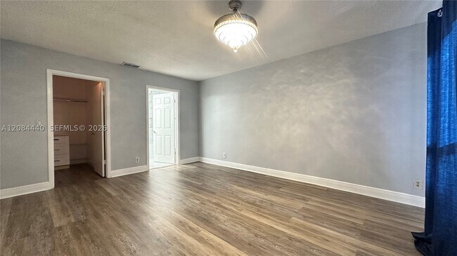 Building Photo - 566 SW 20th Ct